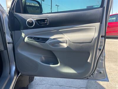 2014 Toyota Tacoma V6   - Photo 10 - Lennox, CA 90304