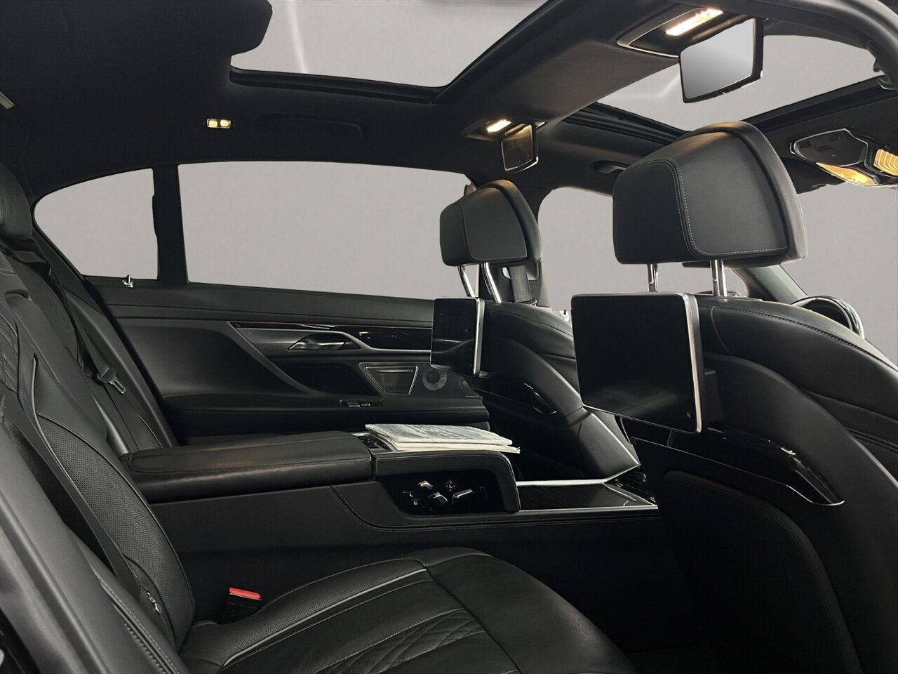 2017 BMW 750i M SPORT - Photo 1 - Lennox, CA 90304