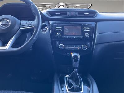 2017 Nissan Rogue SV   - Photo 14 - Lennox, CA 90304