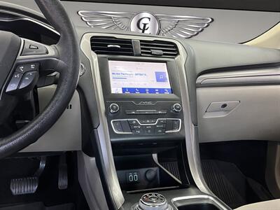 2019 Ford Fusion Hybrid SE   - Photo 13 - Lennox, CA 90304