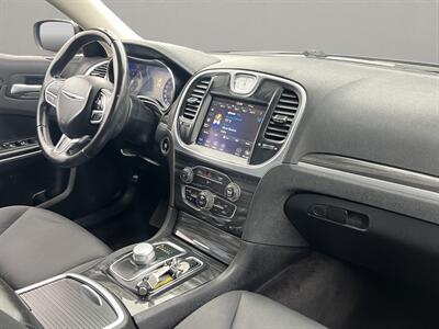 2018 Chrysler 300 Series Touring   - Photo 17 - Lennox, CA 90304