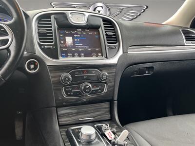 2018 Chrysler 300 Series Touring   - Photo 13 - Lennox, CA 90304