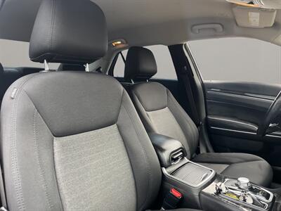 2018 Chrysler 300 Series Touring   - Photo 15 - Lennox, CA 90304