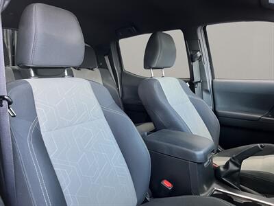 2022 Toyota Tacoma TRD Off-Road V6   - Photo 16 - Lennox, CA 90304