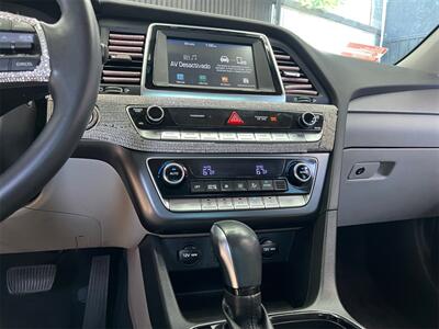 2019 Hyundai SONATA Hybrid SE - Photo 17 - Lennox, CA 90304