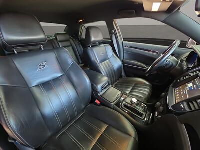 2019 Chrysler 300 Series S   - Photo 17 - Lennox, CA 90304