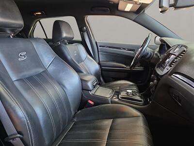 2019 Chrysler 300 Series S   - Photo 14 - Lennox, CA 90304
