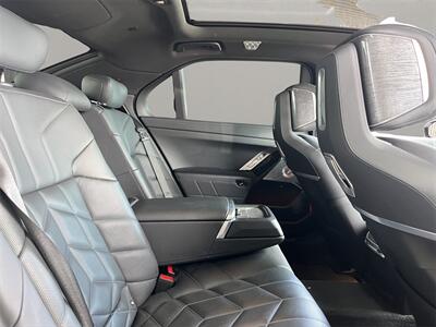 2023 BMW 760i xDrive   - Photo 16 - Lennox, CA 90304