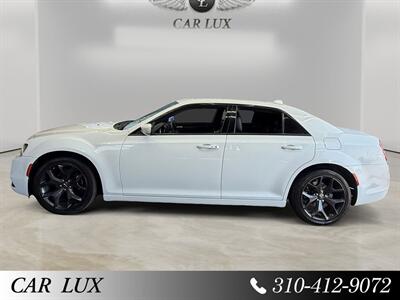 2022 Chrysler 300 Series S - Photo 2 - Lennox, CA 90304