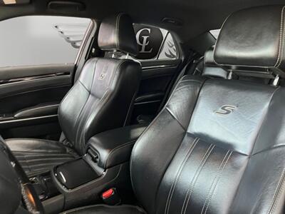 2019 Chrysler 300 Series S   - Photo 9 - Lennox, CA 90304