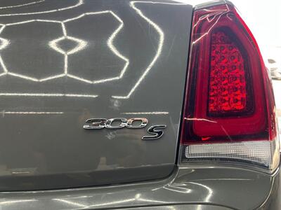 2019 Chrysler 300 Series S   - Photo 16 - Lennox, CA 90304