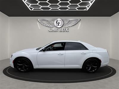 2020 Chrysler 300 Series Touring   - Photo 3 - Lennox, CA 90304