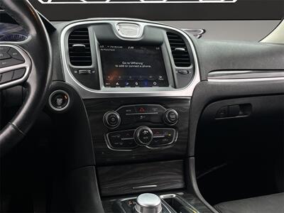 2020 Chrysler 300 Series Touring   - Photo 11 - Lennox, CA 90304