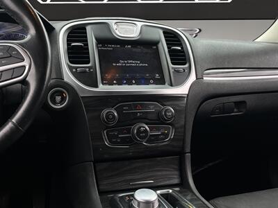 2020 Chrysler 300 Series Touring   - Photo 13 - Lennox, CA 90304