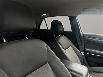 2020 Chrysler 300 Series Touring   - Photo 15 - Lennox, CA 90304