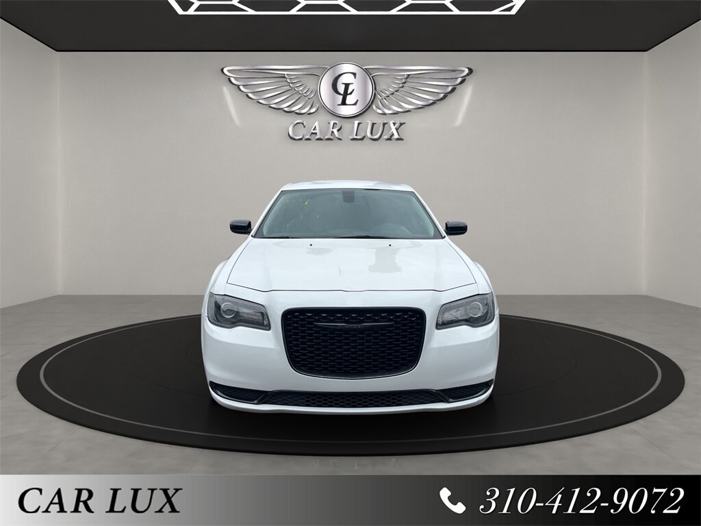 2020 Chrysler 300 Touring's photo