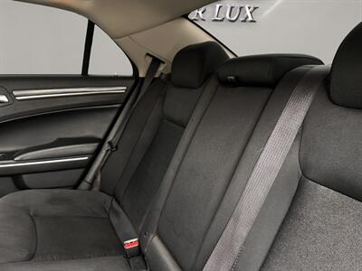 2020 Chrysler 300 Series Touring   - Photo 11 - Lennox, CA 90304