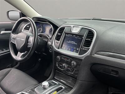 2020 Chrysler 300 Series Touring   - Photo 17 - Lennox, CA 90304