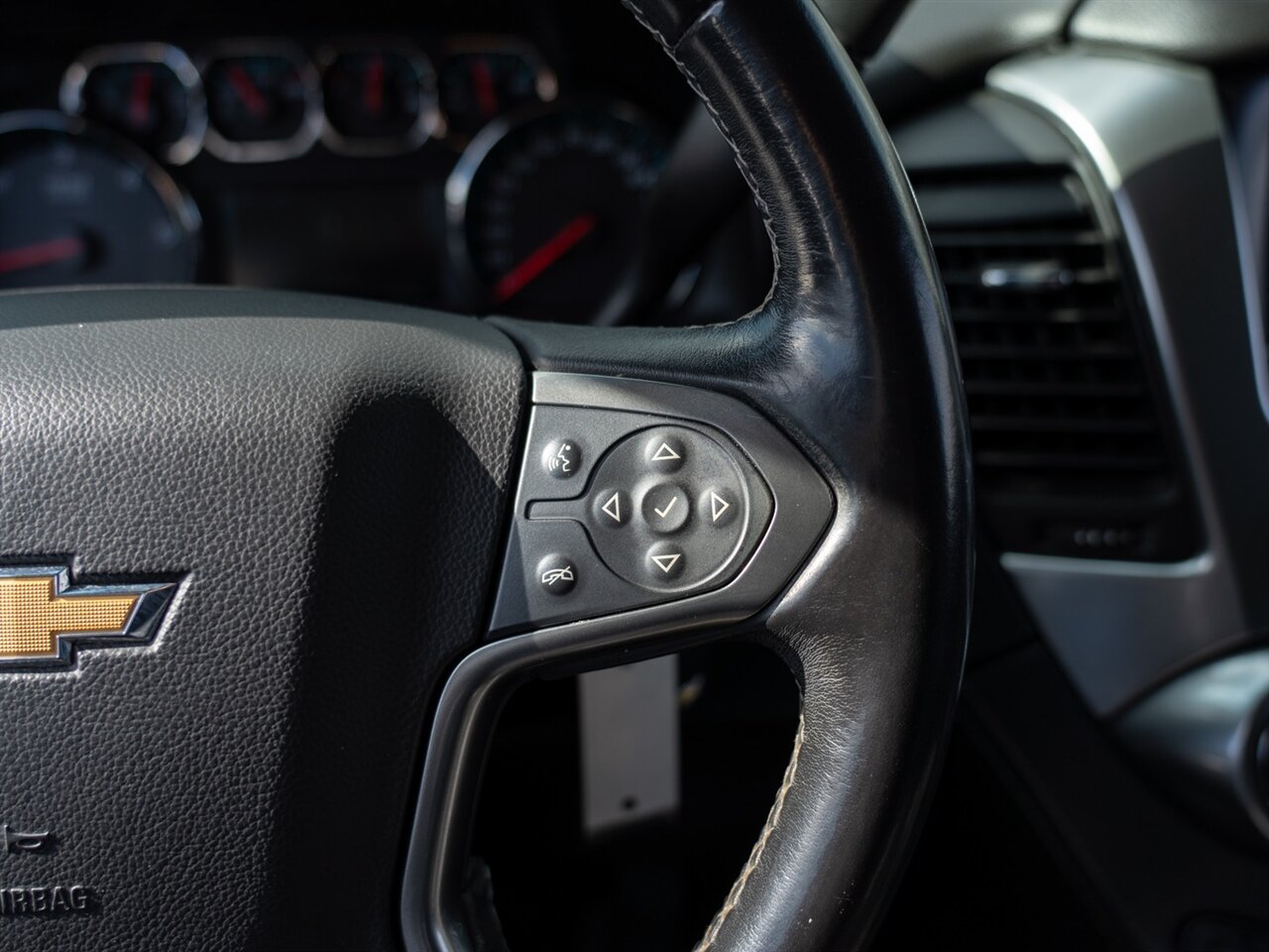 2019 Chevrolet Suburban LT - Photo 32 - Washington, MI 48094