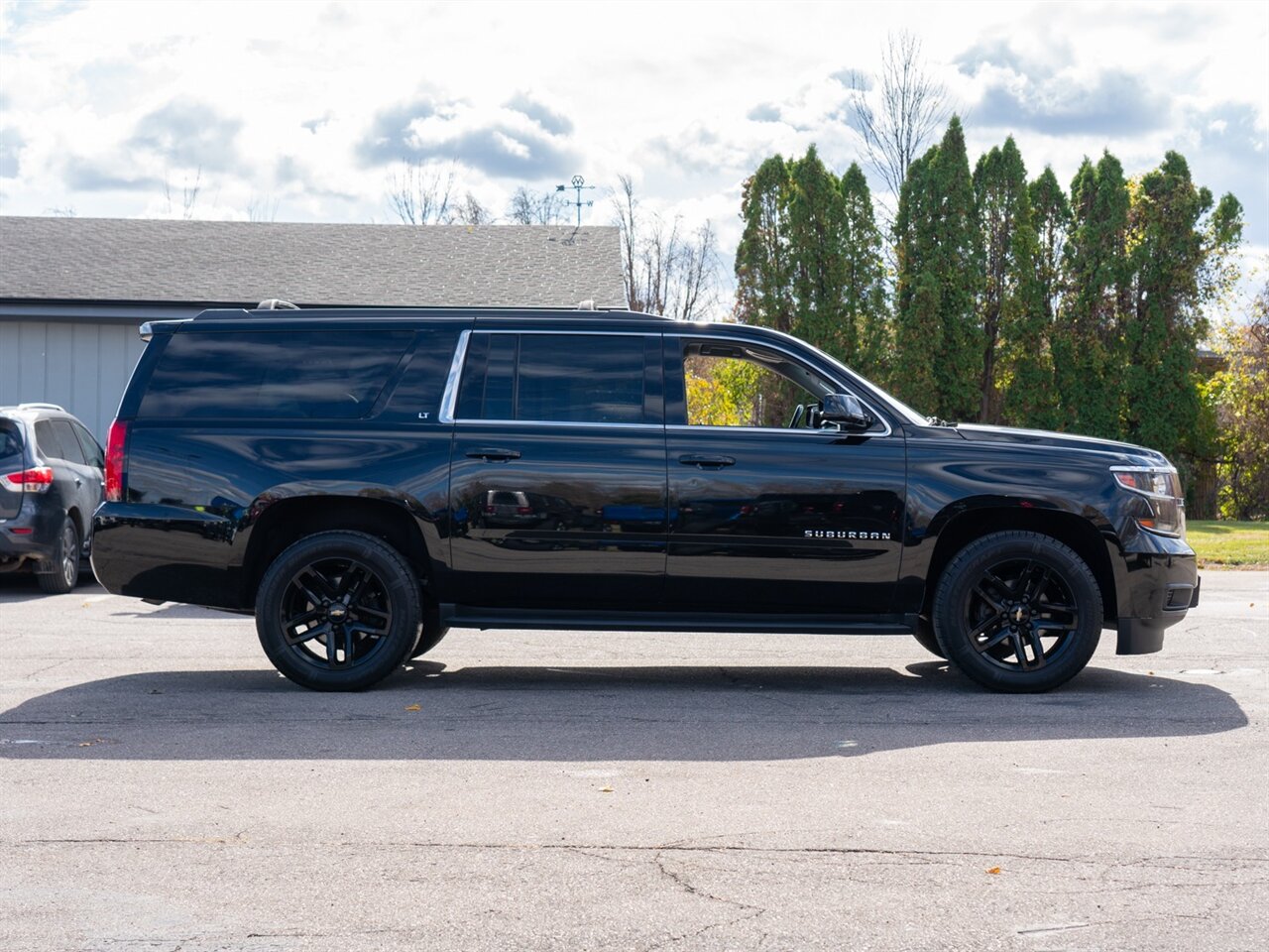 2019 Chevrolet Suburban LT - Photo 4 - Washington, MI 48094