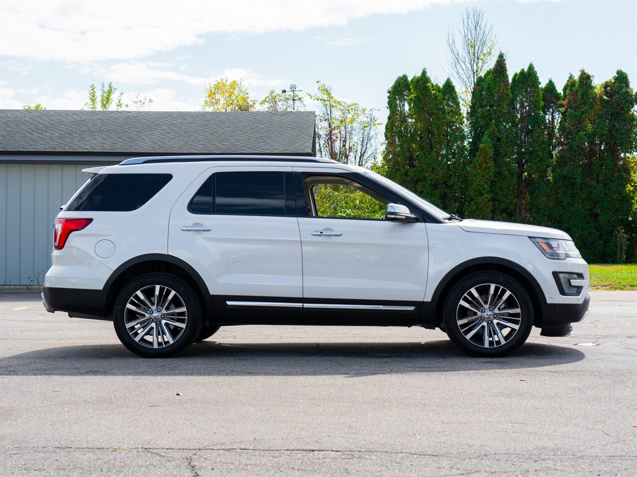 2017 Ford Explorer Platinum - Photo 4 - Washington, MI 48094