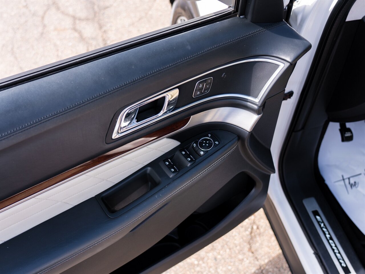 2017 Ford Explorer Platinum - Photo 16 - Washington, MI 48094