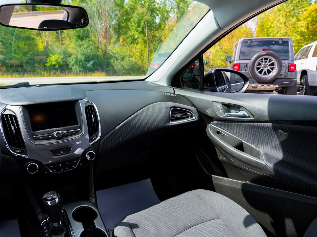 2019 Chevrolet Cruze LT   - Photo 24 - Washington, MI 48094