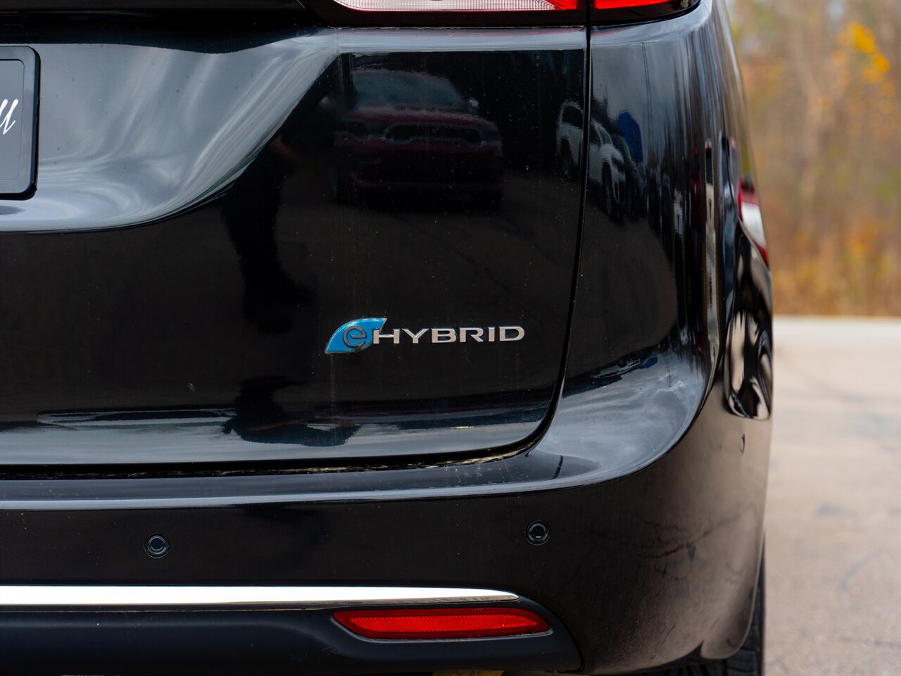 2018 Chrysler Pacifica Hybrid Limited   - Photo 10 - Washington, MI 48094