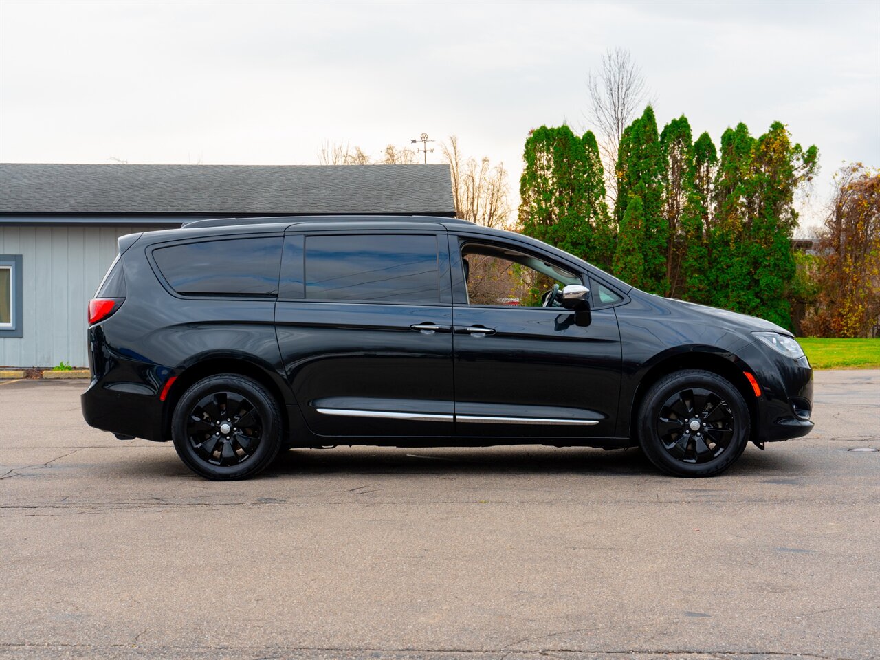 2018 Chrysler Pacifica Hybrid Limited   - Photo 4 - Washington, MI 48094