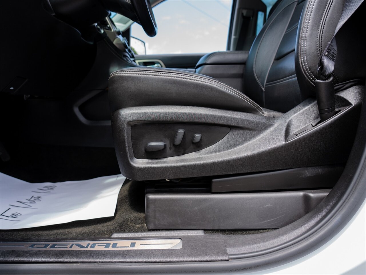 2018 GMC Yukon XL Denali - Photo 17 - Washington, MI 48094
