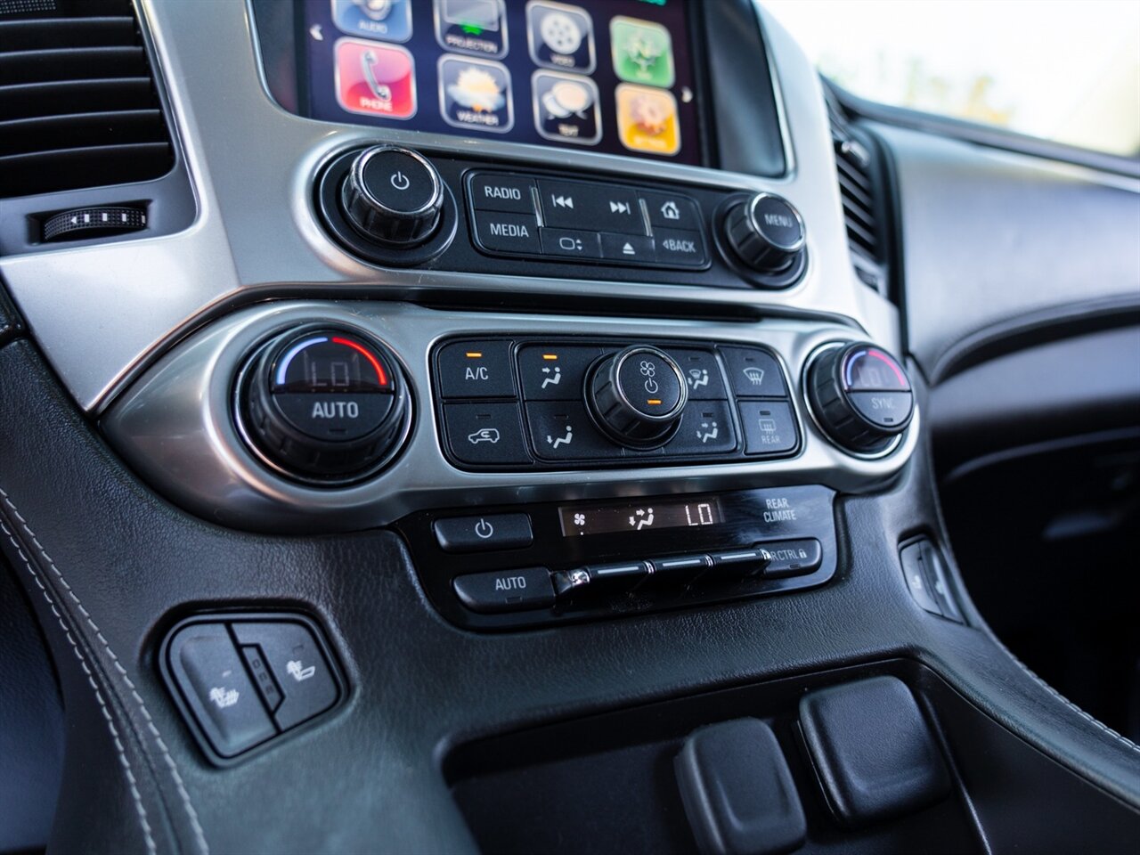 2017 Chevrolet Suburban LT - Photo 36 - Washington, MI 48094