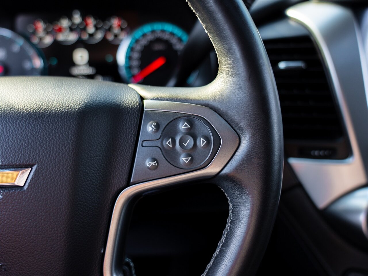 2017 Chevrolet Suburban LT - Photo 32 - Washington, MI 48094