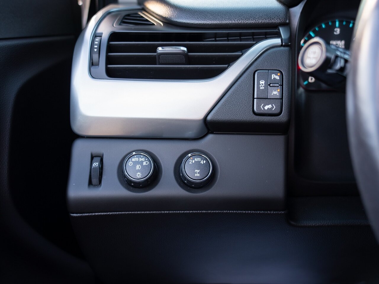 2017 Chevrolet Suburban LT - Photo 39 - Washington, MI 48094