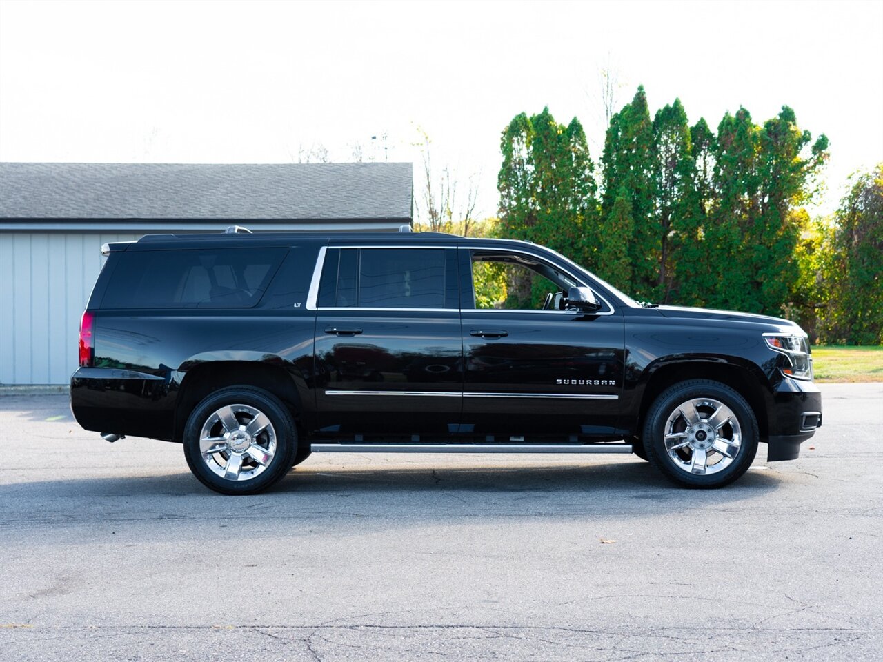 2017 Chevrolet Suburban LT - Photo 4 - Washington, MI 48094