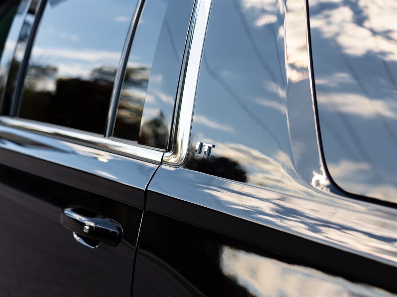 2017 Chevrolet Suburban LT - Photo 11 - Washington, MI 48094