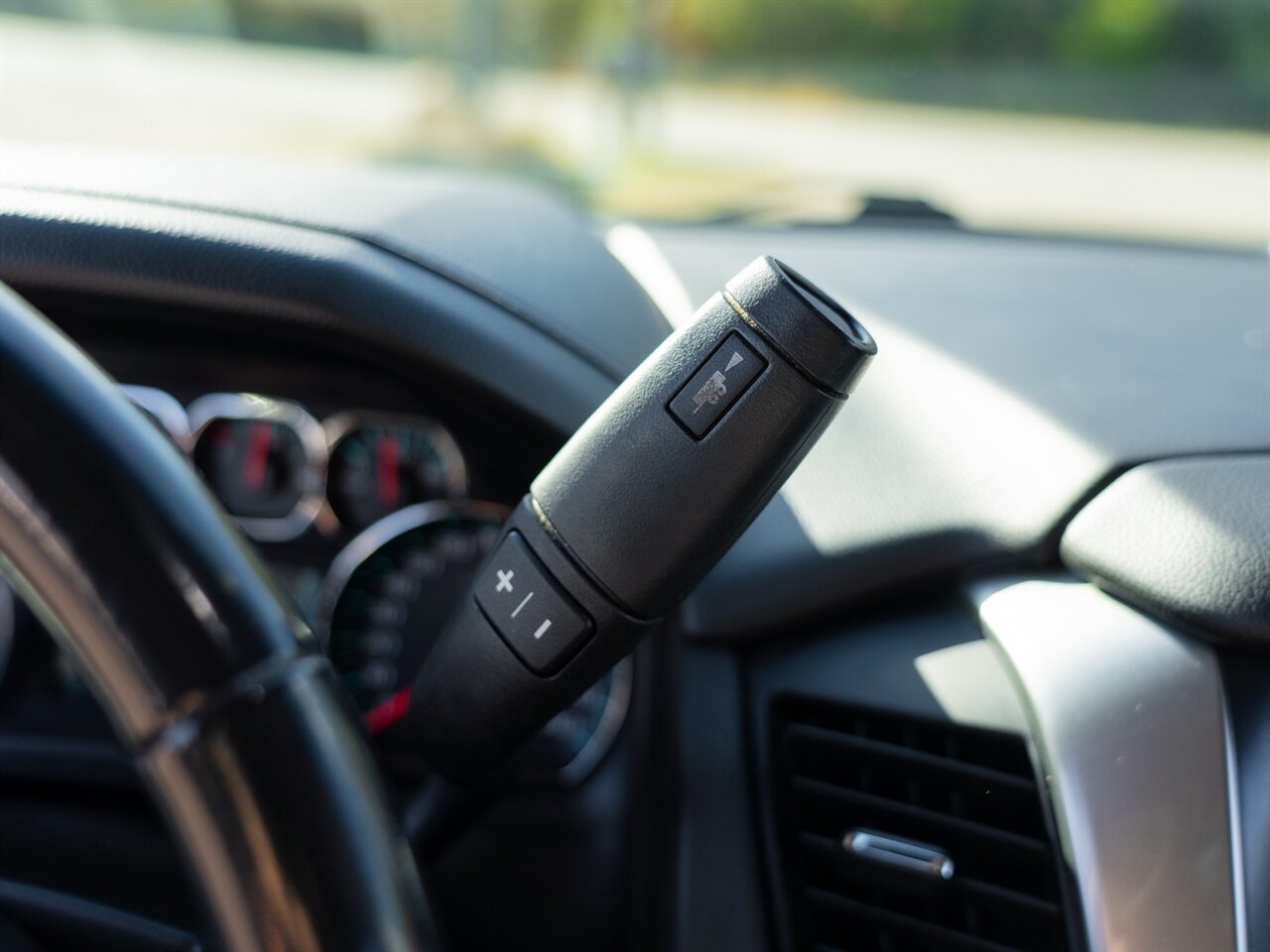 2019 Chevrolet Suburban LT   - Photo 39 - Washington, MI 48094