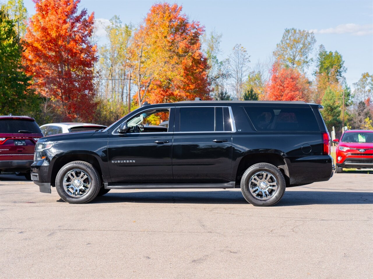 2019 Chevrolet Suburban LT   - Photo 8 - Washington, MI 48094