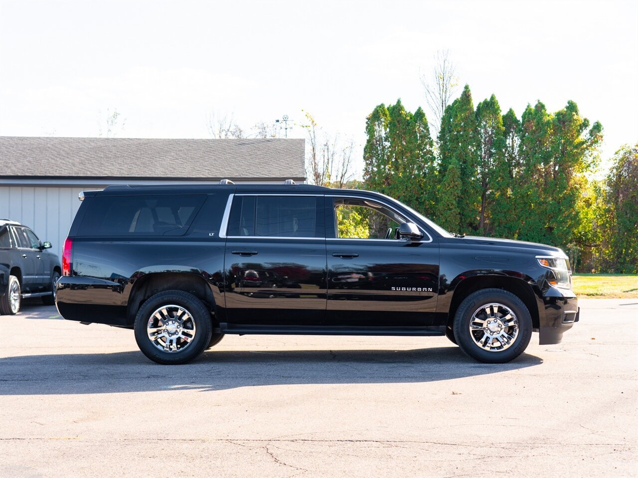 2019 Chevrolet Suburban LT   - Photo 4 - Washington, MI 48094