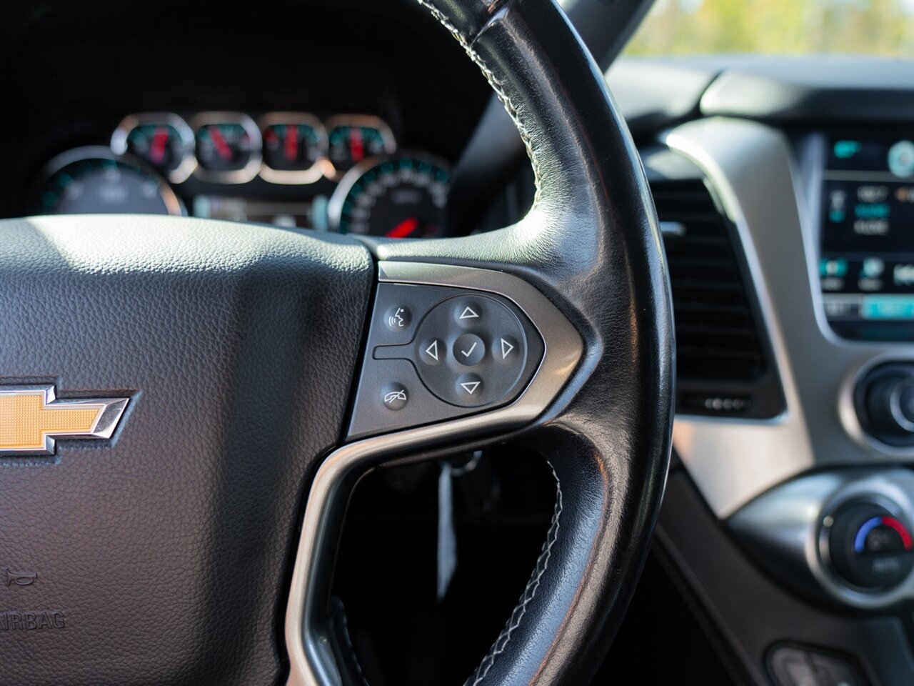 2019 Chevrolet Suburban LT   - Photo 32 - Washington, MI 48094