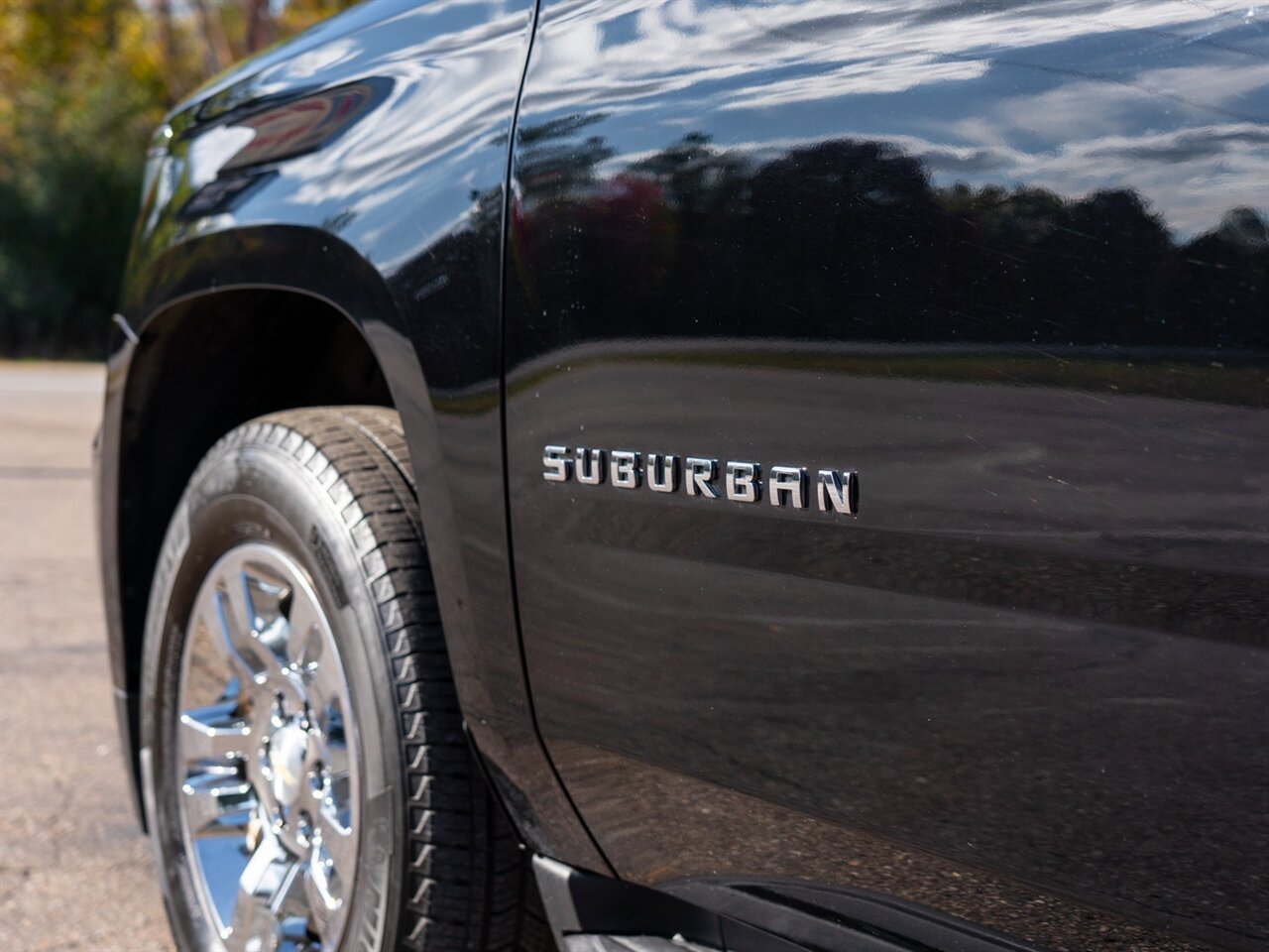 2019 Chevrolet Suburban LT   - Photo 11 - Washington, MI 48094