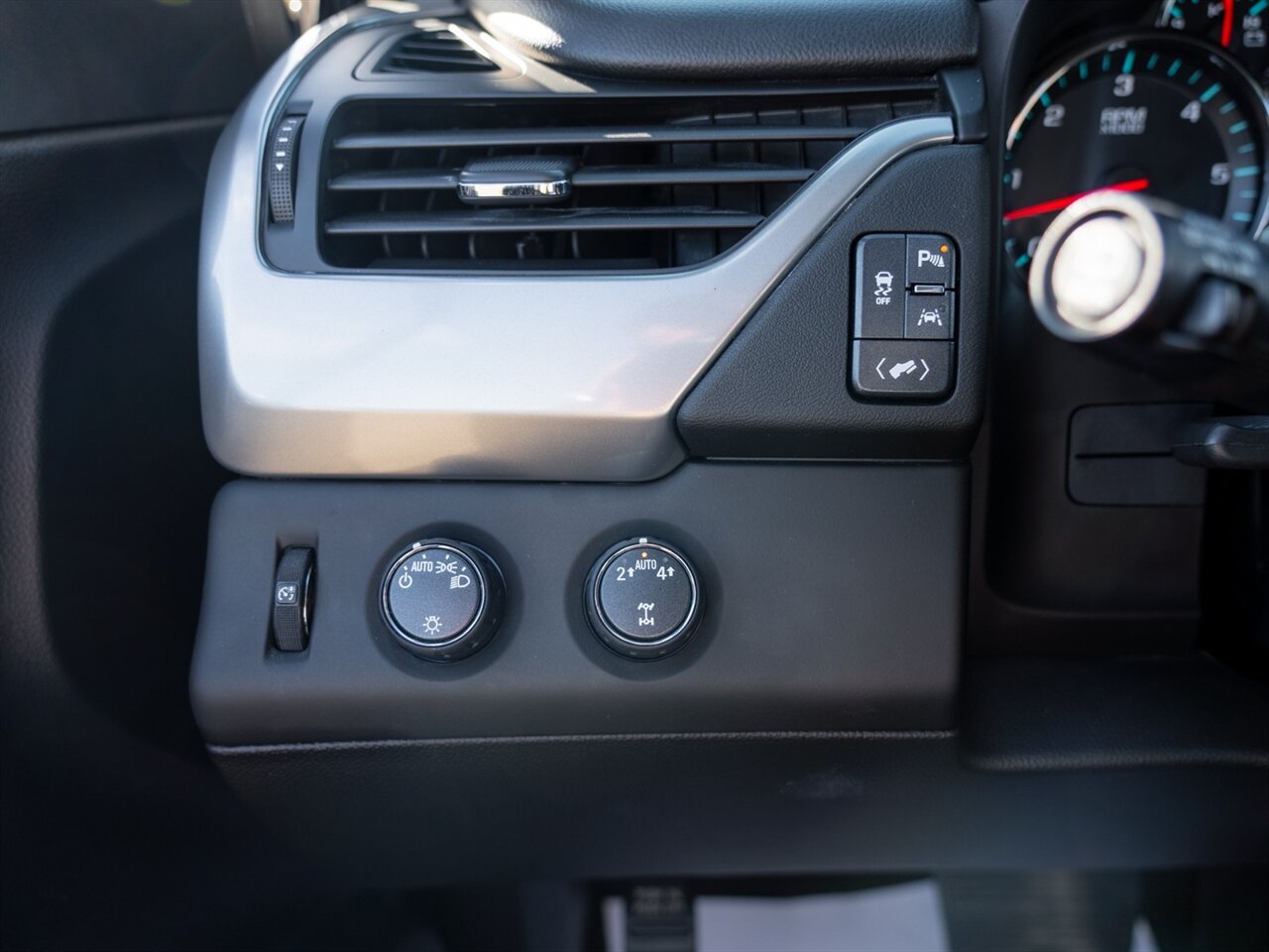 2019 Chevrolet Suburban LT   - Photo 42 - Washington, MI 48094