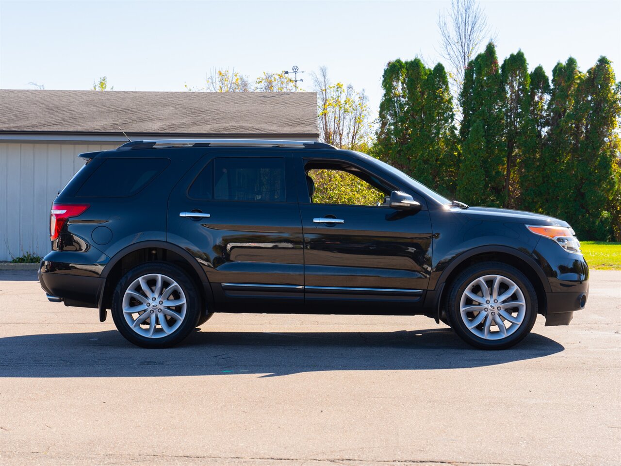 2013 Ford Explorer XLT   - Photo 4 - Washington, MI 48094