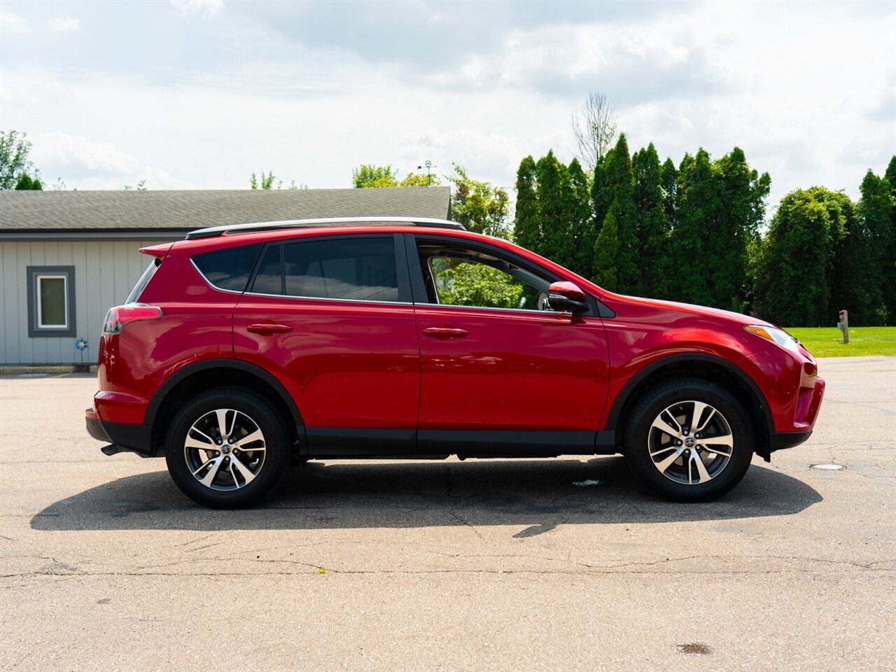 2017 Toyota RAV4 XLE - Photo 4 - Washington, MI 48094