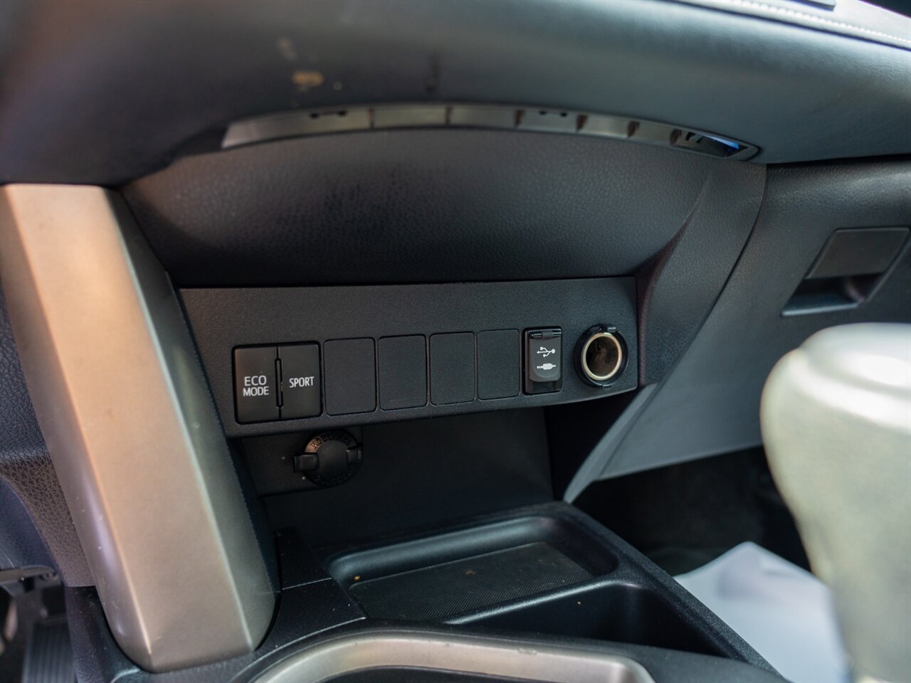 2017 Toyota RAV4 XLE - Photo 36 - Washington, MI 48094