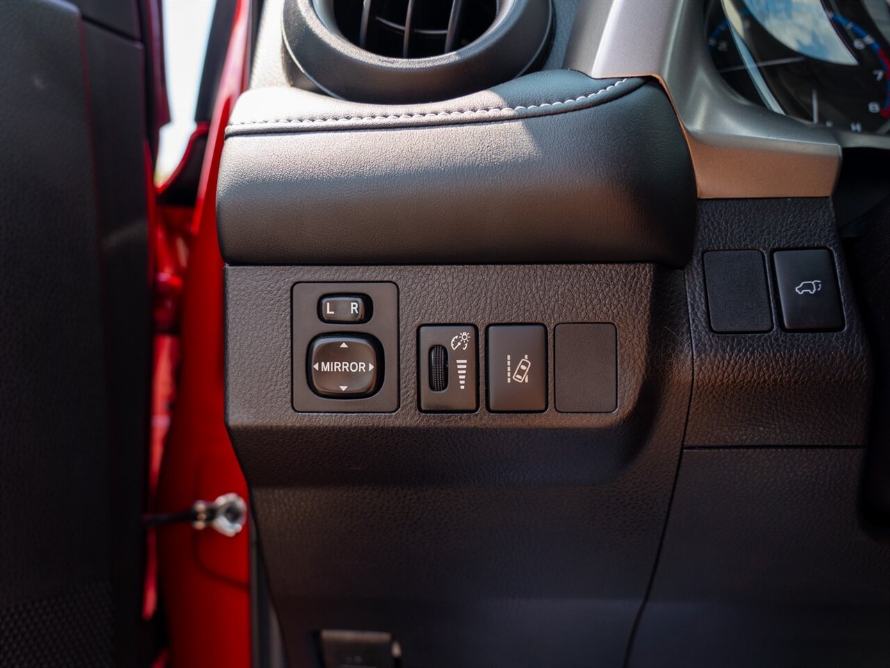 2017 Toyota RAV4 XLE - Photo 35 - Washington, MI 48094