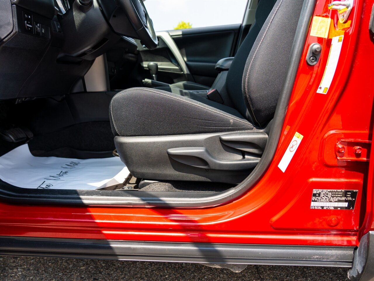 2017 Toyota RAV4 XLE - Photo 16 - Washington, MI 48094