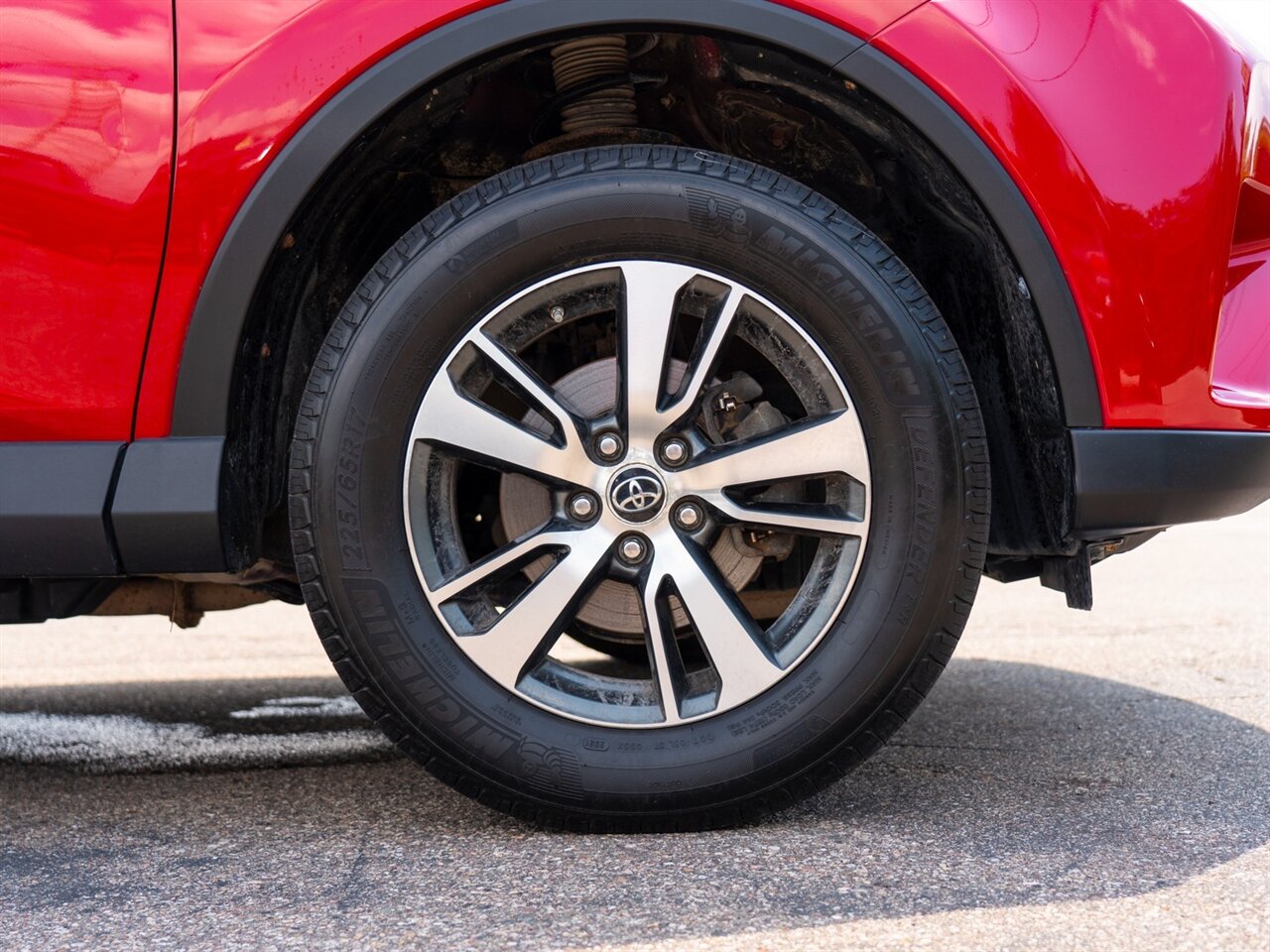 2017 Toyota RAV4 XLE - Photo 40 - Washington, MI 48094