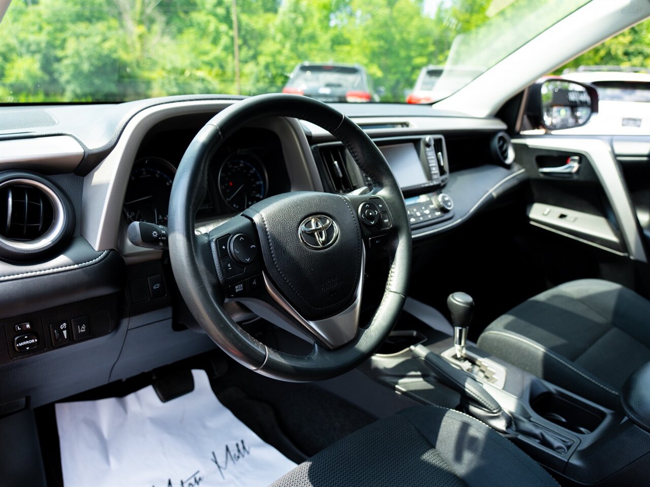 2017 Toyota RAV4 XLE - Photo 18 - Washington, MI 48094