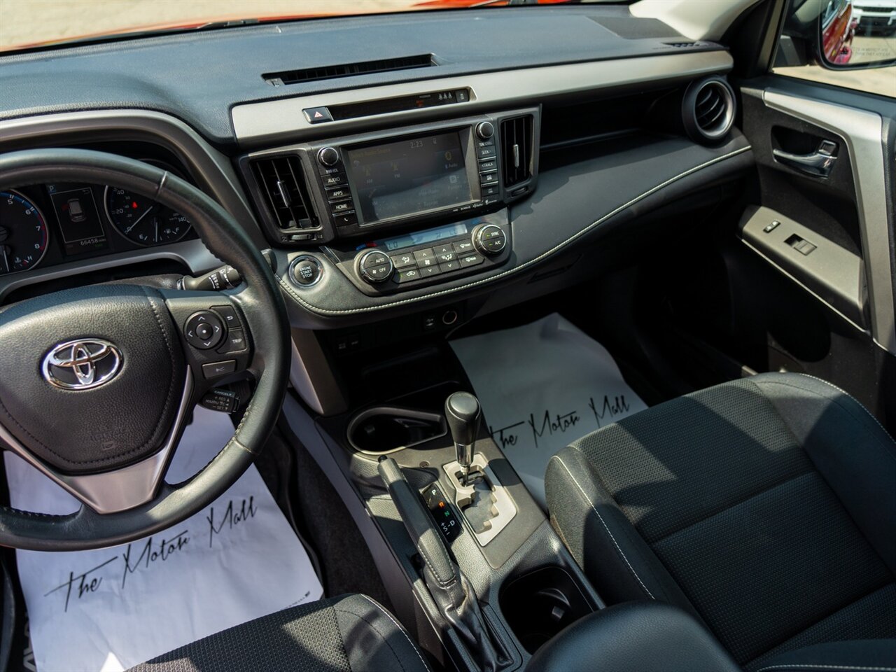 2017 Toyota RAV4 XLE - Photo 33 - Washington, MI 48094