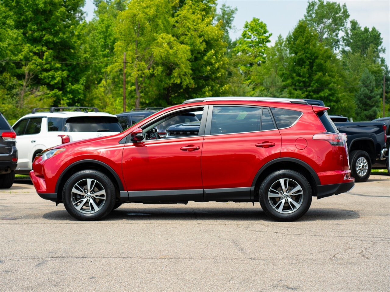 2017 Toyota RAV4 XLE - Photo 8 - Washington, MI 48094